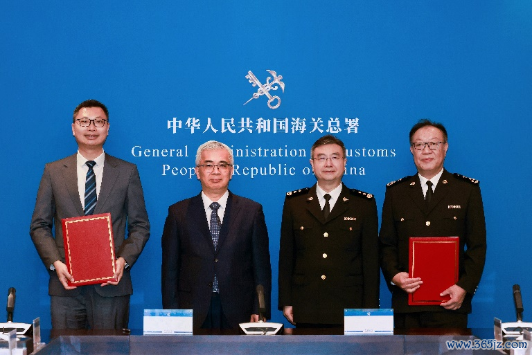 图为澳门市政署与拱北海关及合作区执委会签署合作公约。澳门特区市政署供图